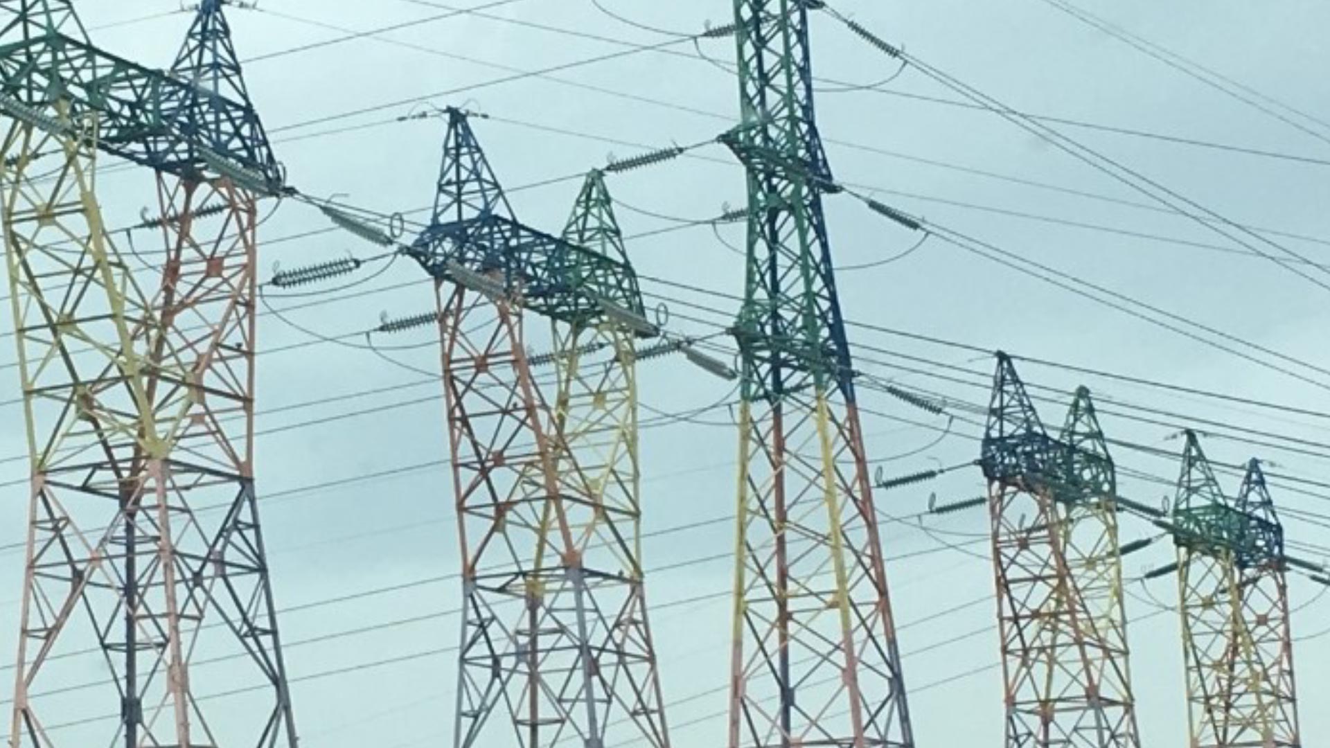 pylones-electriques-multicolores-erdik-peinture-specialiste-peinture-industrielle-anti-corrosion-grande-hauteurs